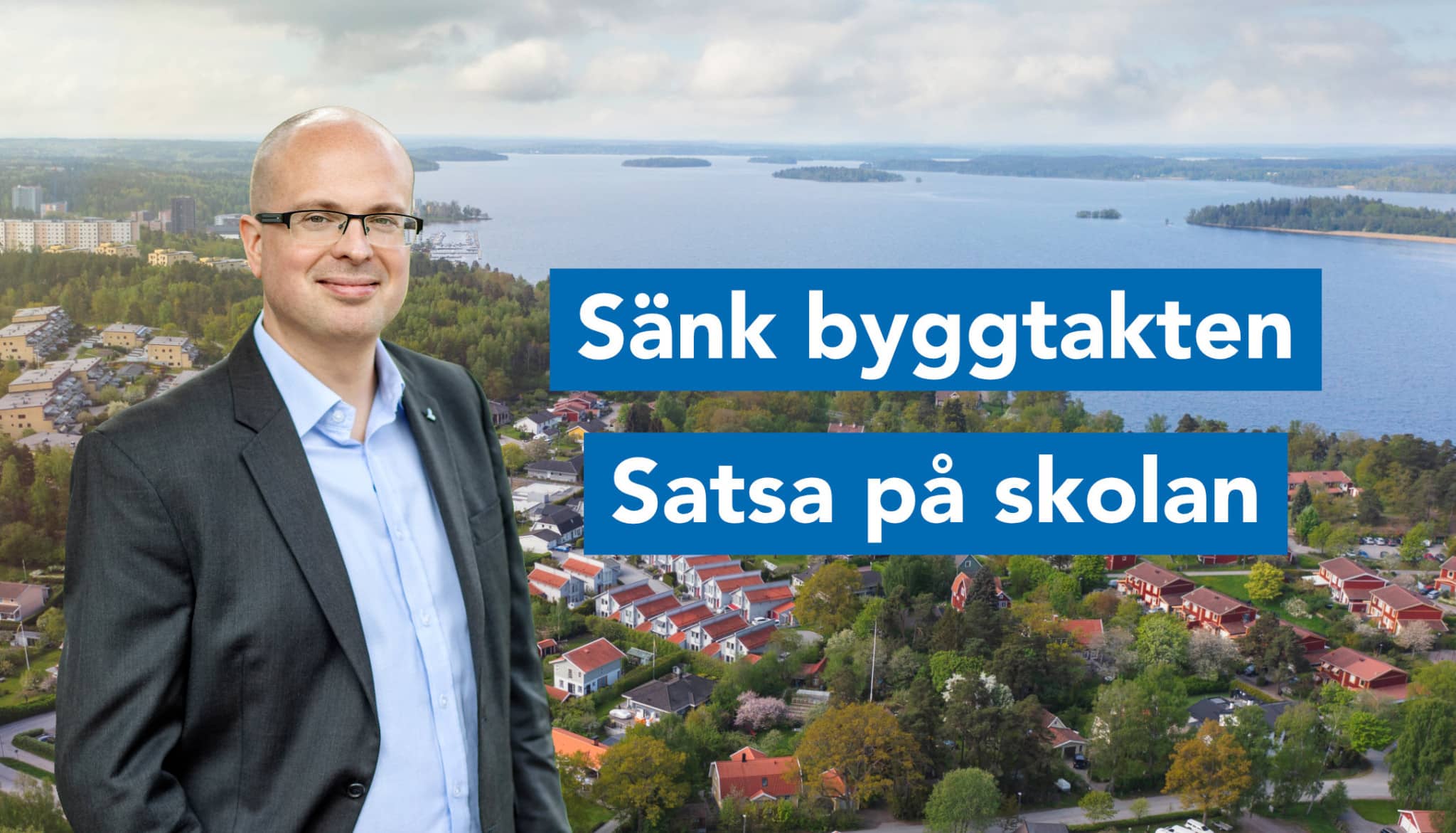 Flygbild över Järfälla med oppositionsråd Jonathan Björniden samt texten "Sänk byggtakten, Satsa på skolan"